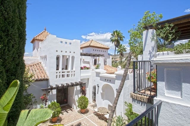 5 bedroom Villa for sale in Nueva Andalucia, Marbella with pool - € 2,995,000 (Ref: 8668114)
