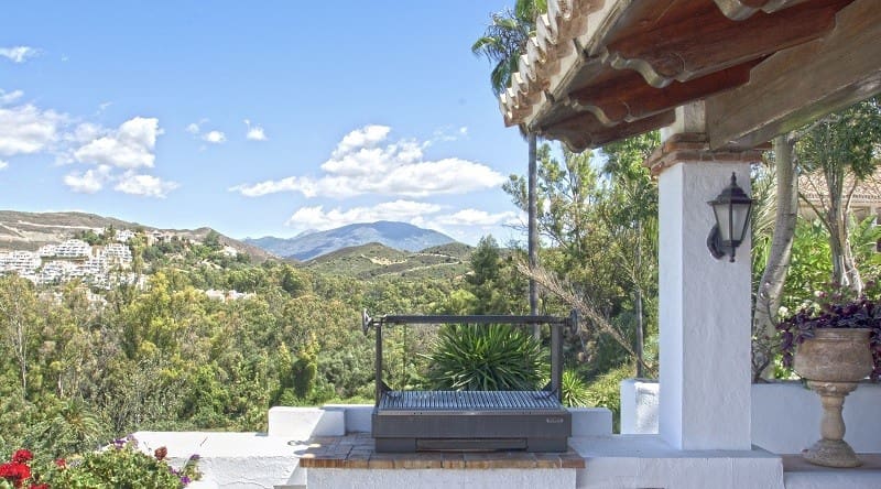 5 bedroom Villa for sale in Nueva Andalucia with pool - € 2,995,000 (Ref: 8668114)