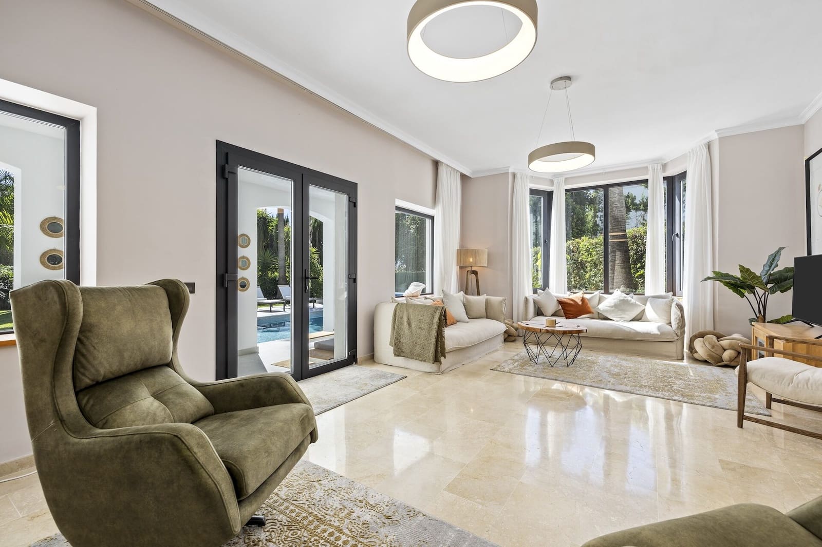 5 bedroom Villa for sale in Benahavis with pool - € 1,998,000 (Ref: 8691374)