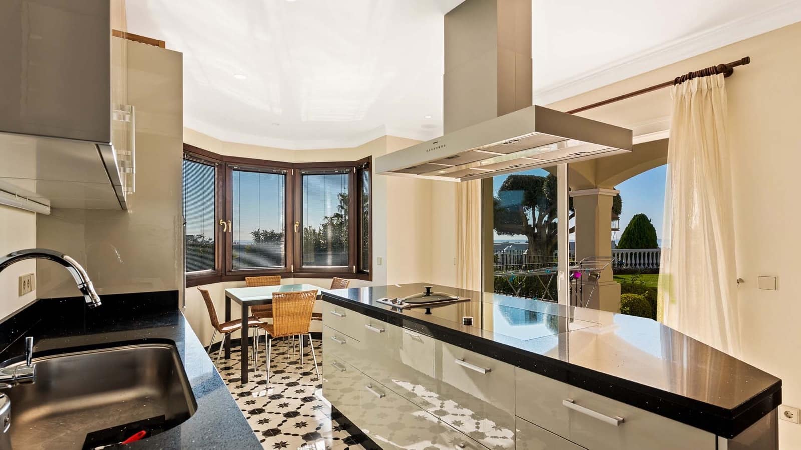 5 quarto Moradia para venda em Benahavis com piscina garagem - 2 995 000 € (Ref: 8696338)