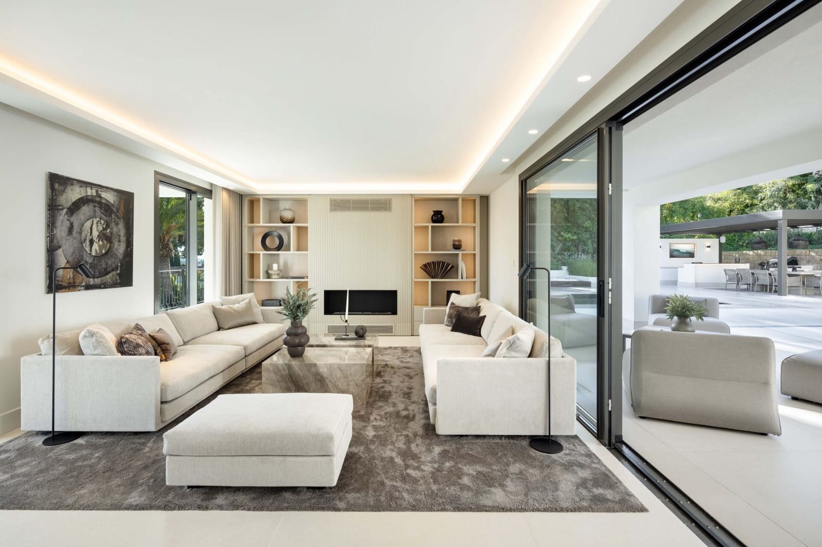 5 bedroom Villa for sale in Nueva Andalucia with pool - € 6,250,000 (Ref: 8697926)