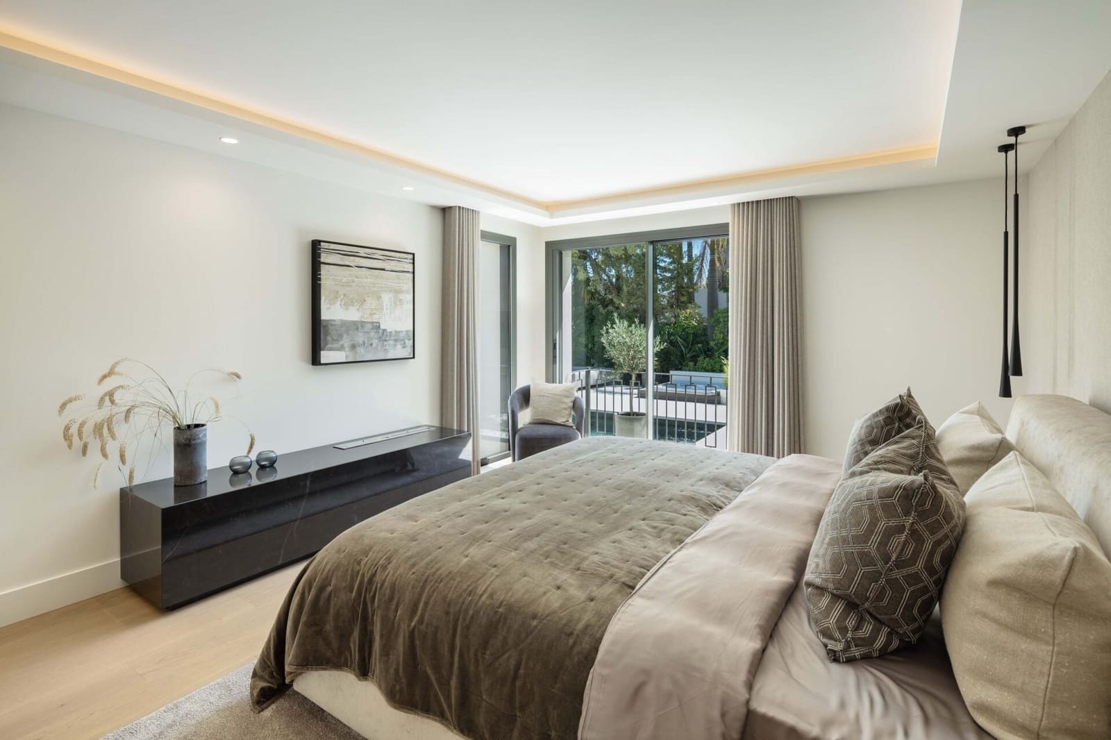 5 bedroom Villa for sale in Nueva Andalucia with pool - € 6,250,000 (Ref: 8697926)