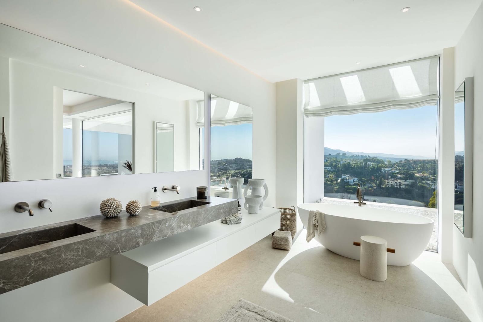 6 bedroom Villa for sale in La Quinta with pool garage - € 7,895,000 (Ref: 8699560)