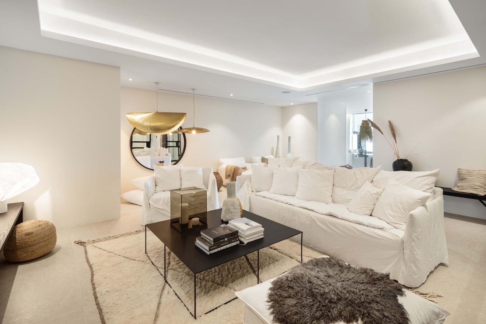 6 bedroom Villa for sale in La Quinta with pool garage - € 7,895,000 (Ref: 8699560)