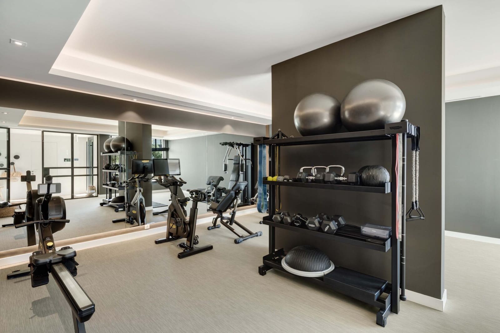 6 bedroom Villa for sale in La Quinta with pool garage - € 7,895,000 (Ref: 8699560)