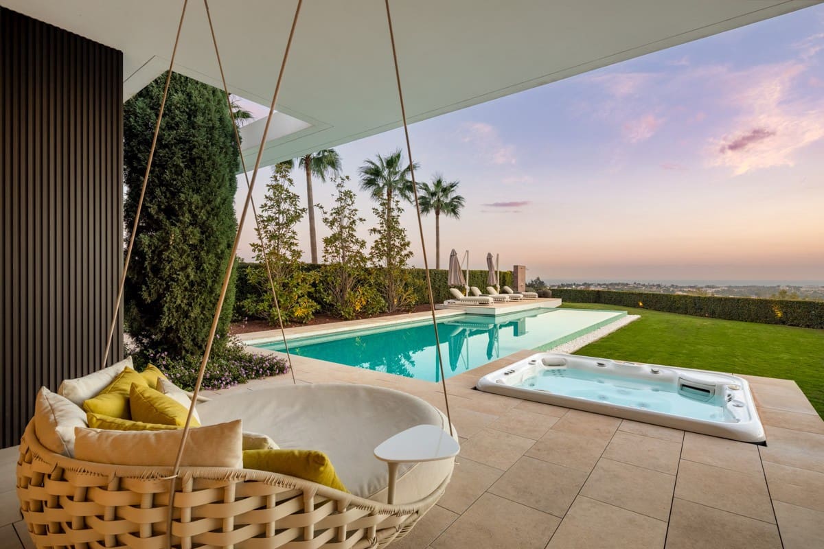 6 bedroom Villa for sale in La Quinta with pool garage - € 13,800,000 (Ref: 8729474)