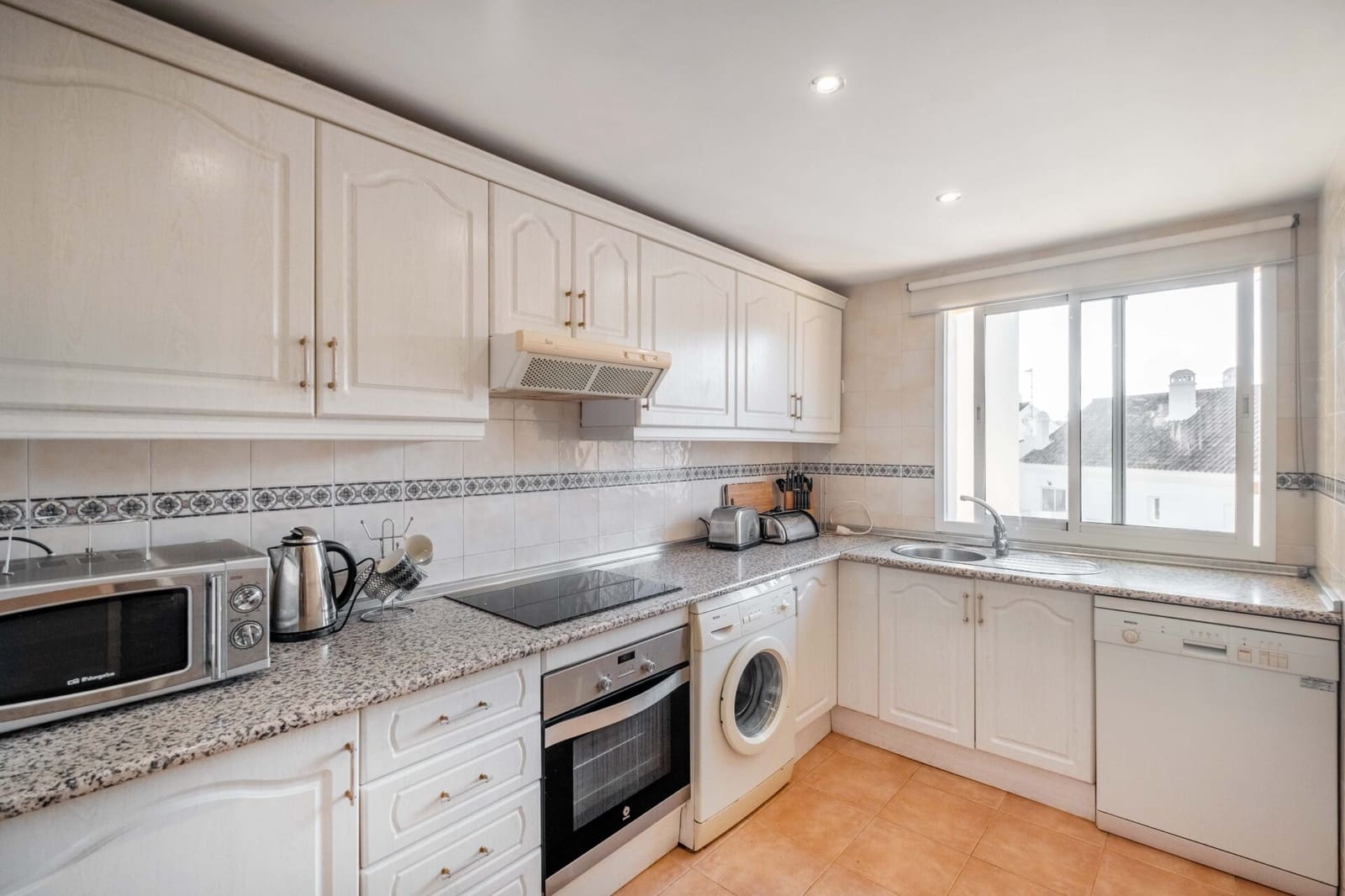 3 bedroom Penthouse for sale in Nueva Andalucia with pool - € 495,000 (Ref: 8770085)