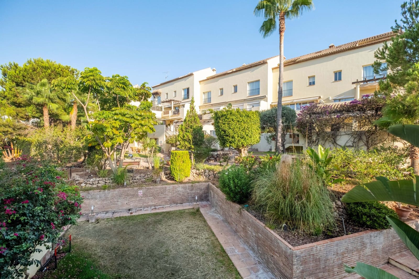 3 bedroom Penthouse for sale in Nueva Andalucia with pool - € 495,000 (Ref: 8770085)