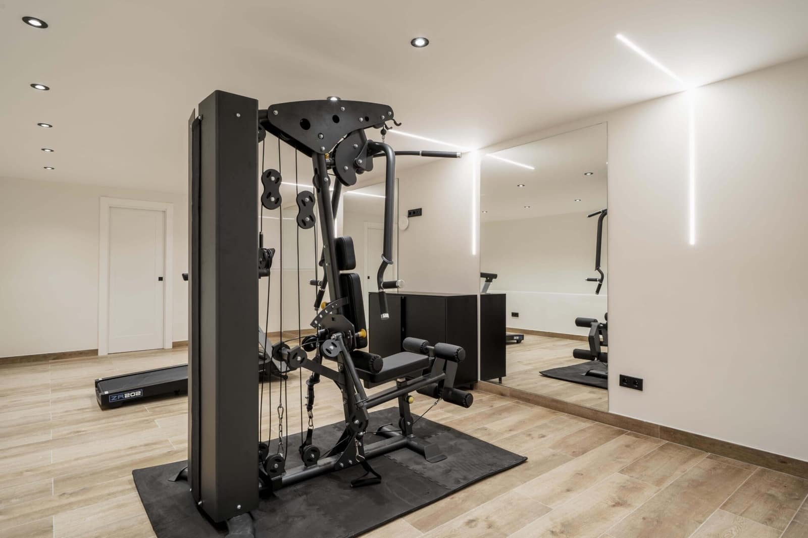 5 bedroom Villa for sale in Marbella with pool garage - € 5,950,000 (Ref: 8778243)