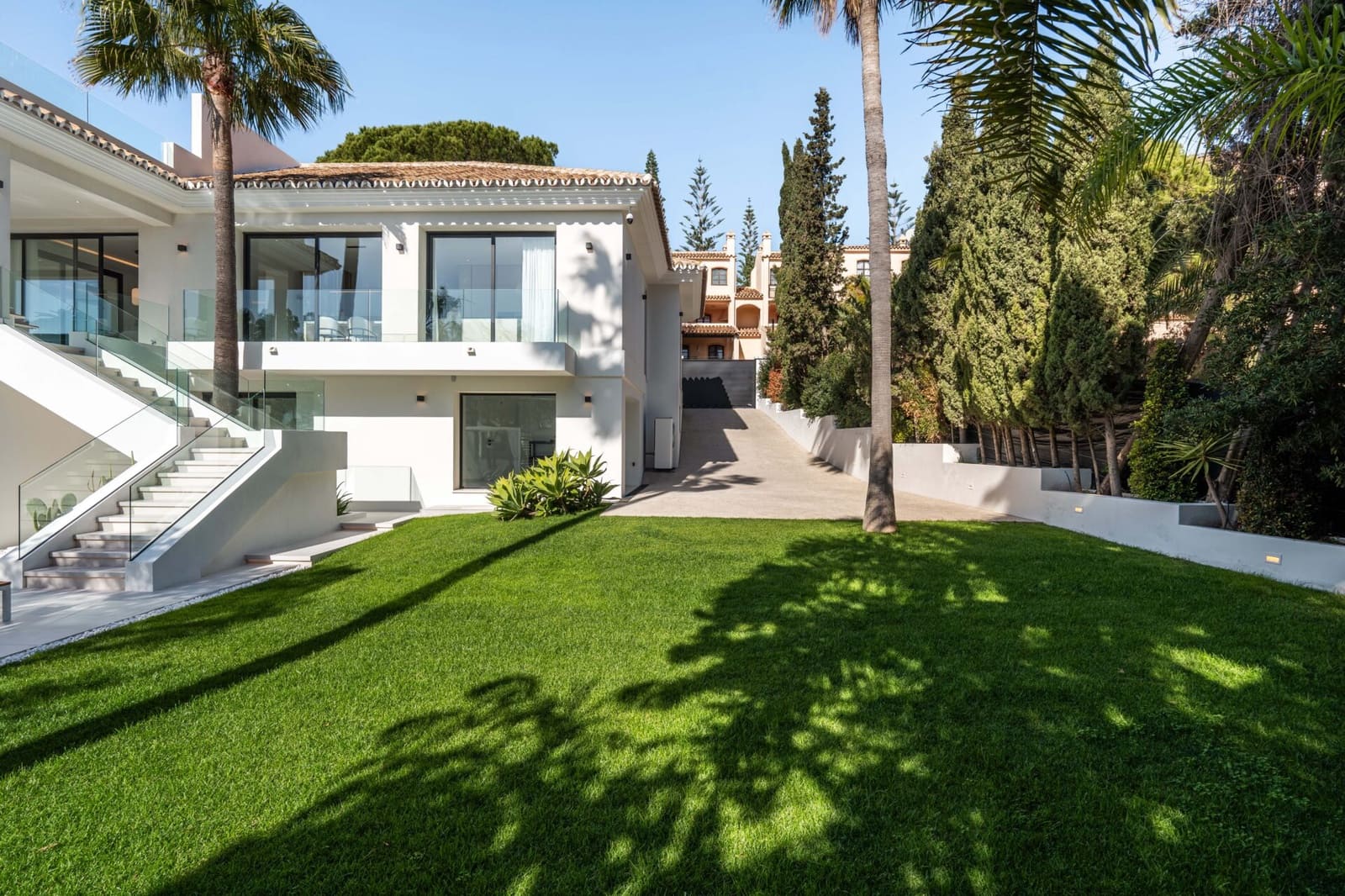 4 bedroom Villa for sale in Marbesa with pool - € 3,669,000 (Ref: 8792159)