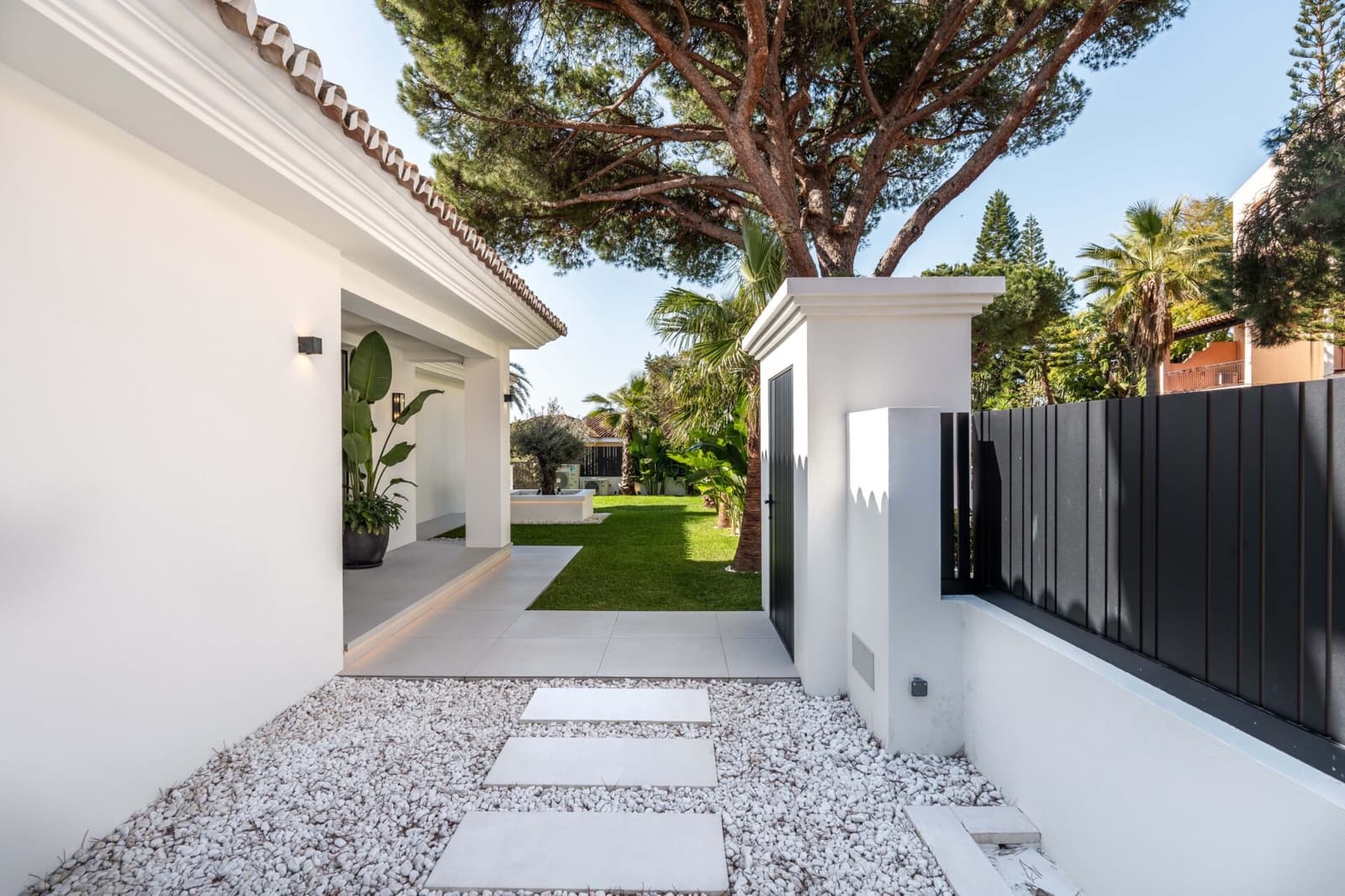 4 bedroom Villa for sale in Marbesa with pool - € 3,669,000 (Ref: 8792159)