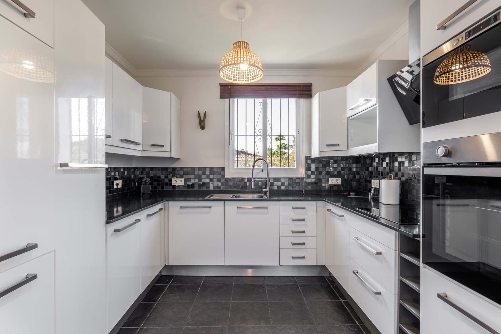 3 bedroom Villa for sale in Estepona - € 799,000 (Ref: 8812403)