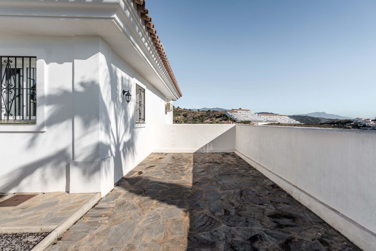 3 bedroom Villa for sale in Estepona - € 799,000 (Ref: 8812403)