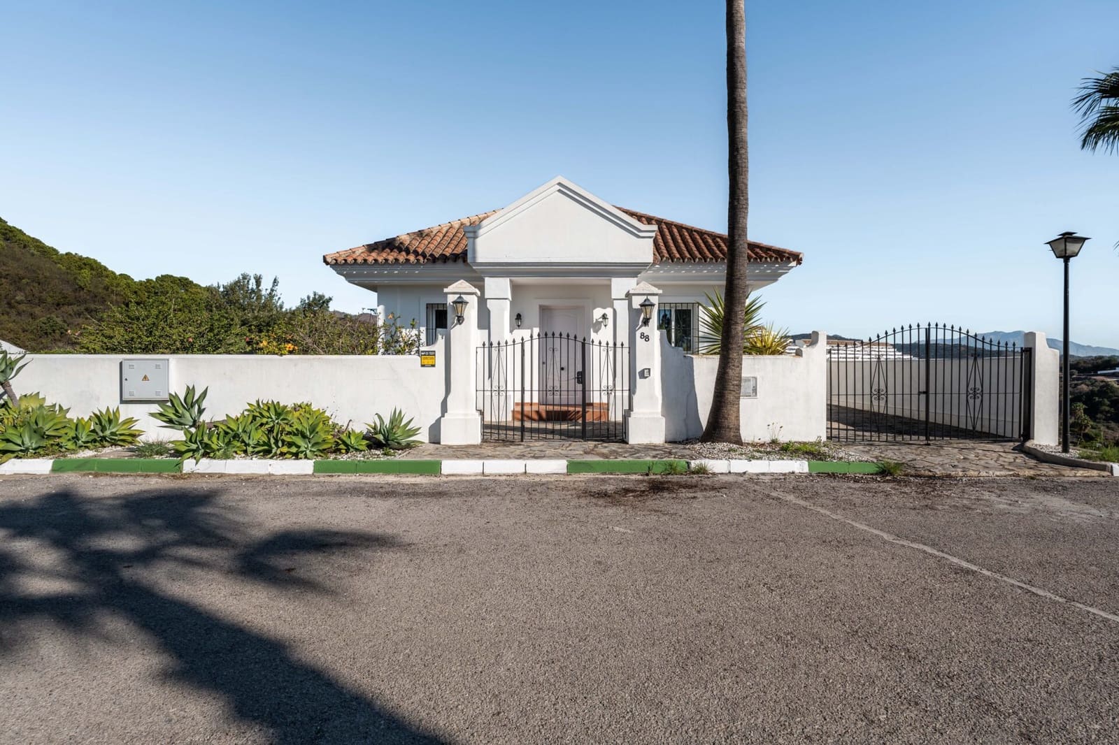 3 bedroom Villa for sale in Estepona - € 799,000 (Ref: 8812403)