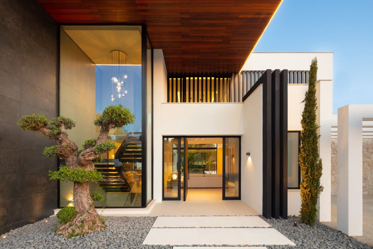 5 bedroom Villa for sale in Nueva Andalucia with pool - € 5,995,000 (Ref: 8864628)