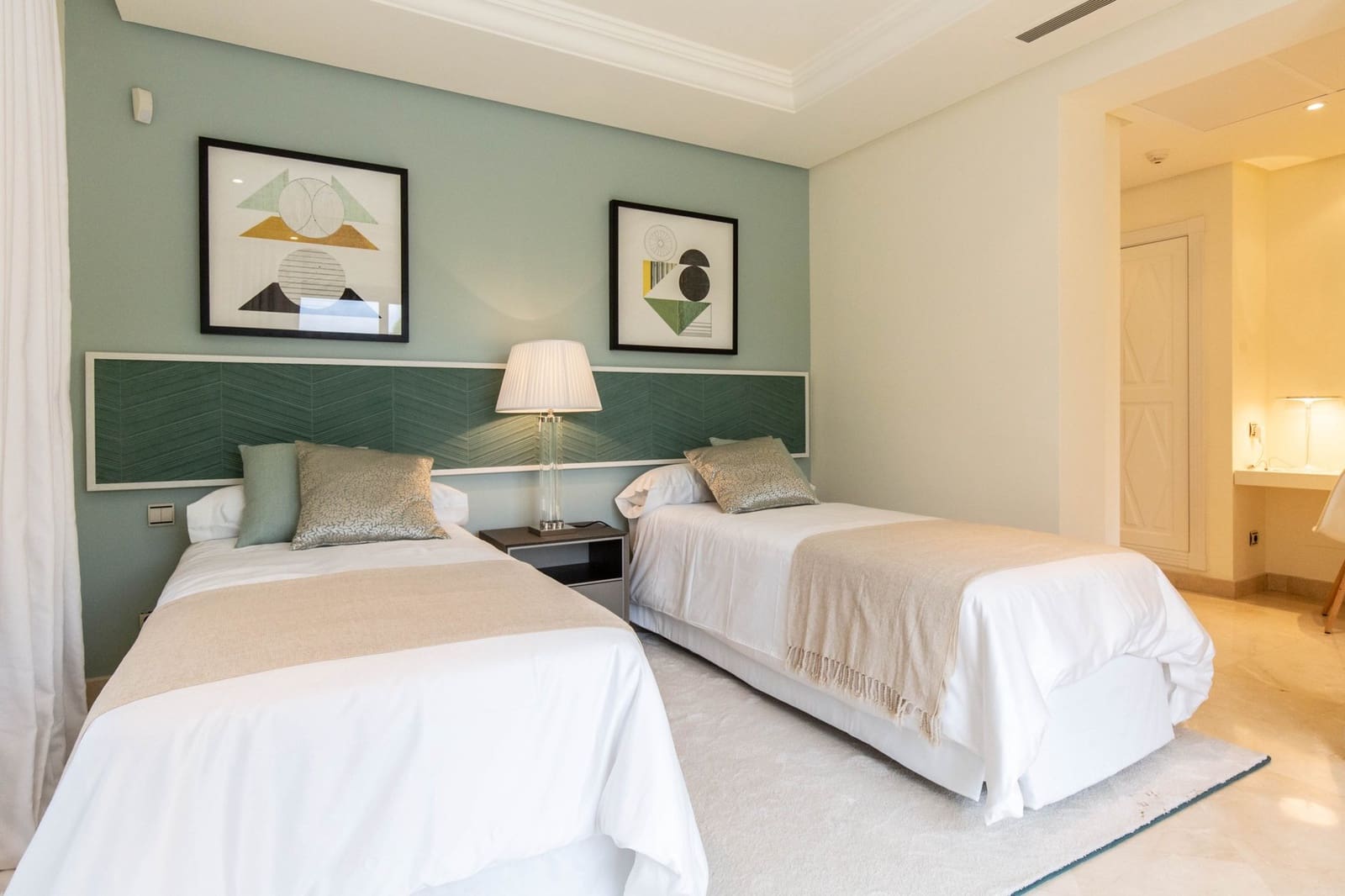 3 bedroom Apartment for sale in Nueva Andalucia with pool - € 1,450,000 (Ref: 8879504)