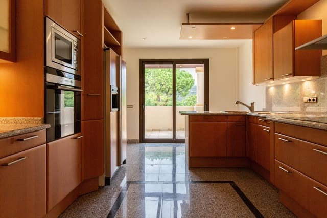 3 bedroom Apartment for sale in Nueva Andalucia, Marbella with pool - € 1,450,000 (Ref: 8879504)