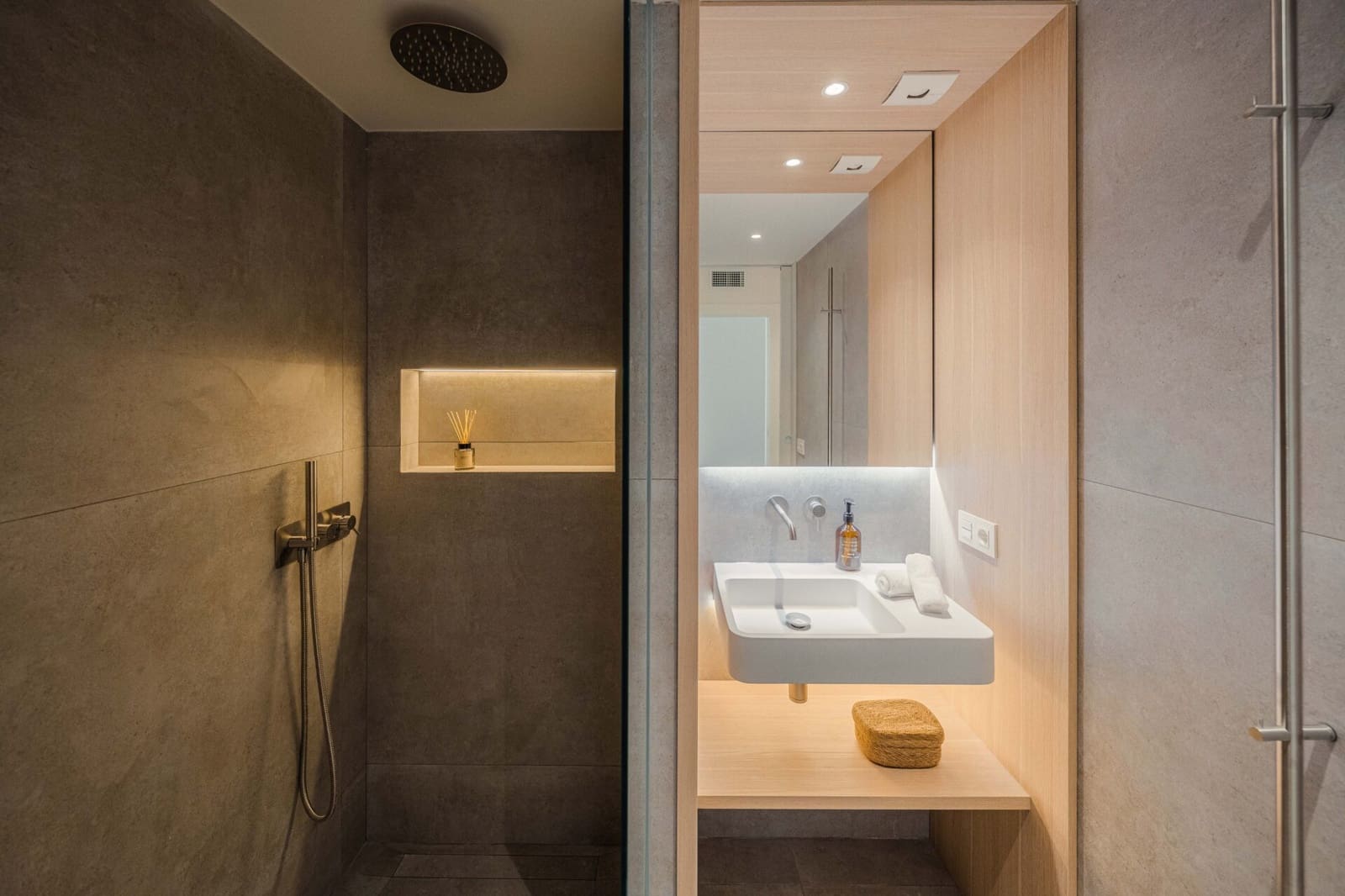 3 bedroom Apartment for sale in Nueva Andalucia with pool - € 1,195,000 (Ref: 8907276)