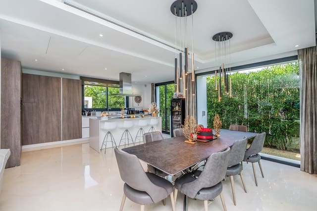 5 makuuhuone Huvila myytävänä paikassa El Paraiso, Estepona mukana uima-altaan 
autotalli - 1 995 000 € (Ref: 8926209)