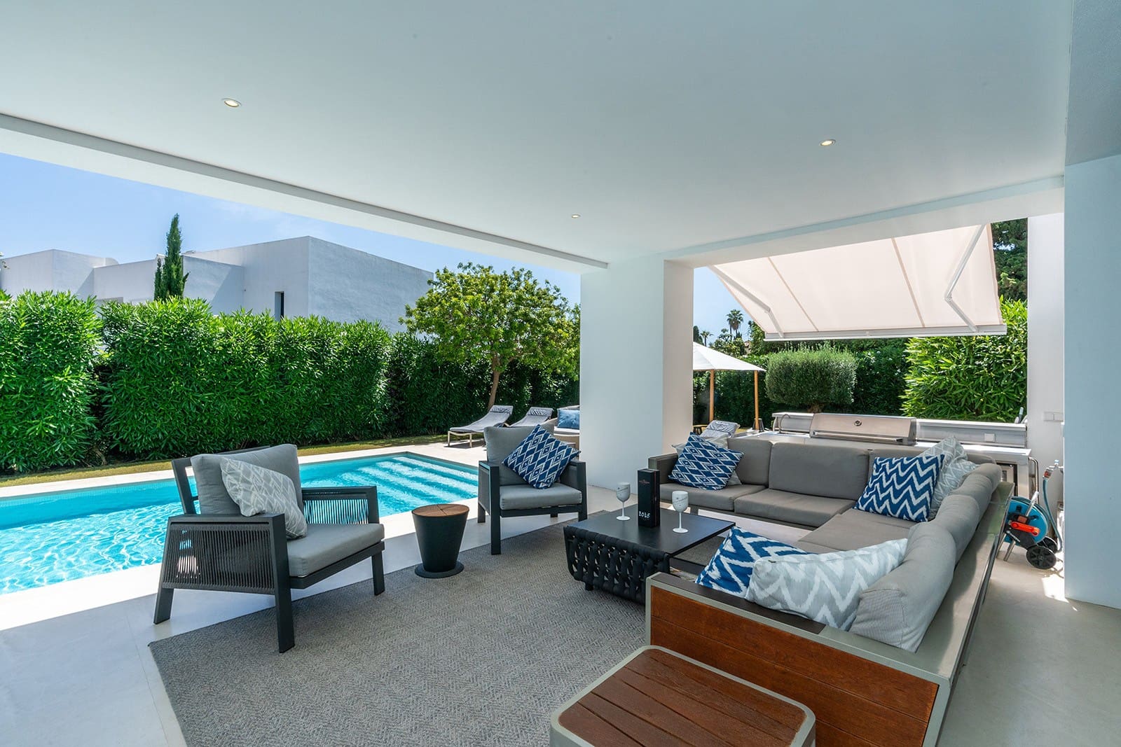 5 soverom Villa til salgs i El Paraiso med svømmebasseng garasje - € 1 995 000 (Ref: 8926209)