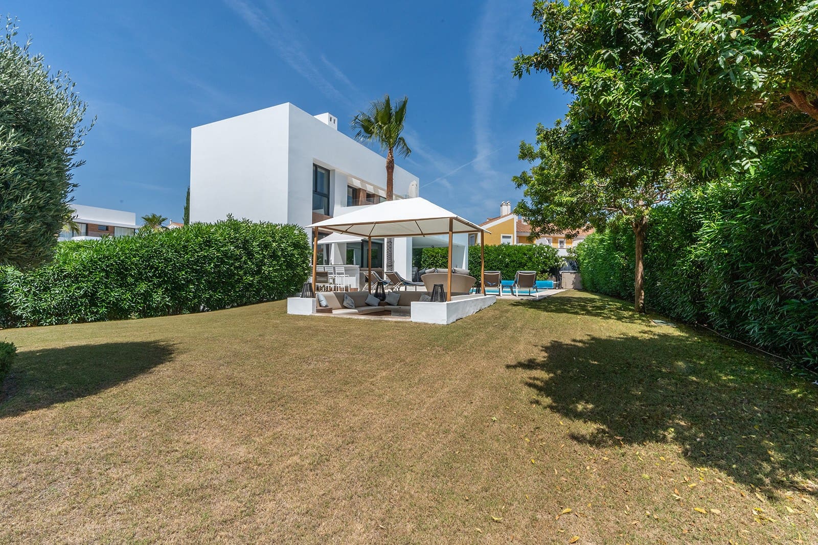 5 soverom Villa til salgs i El Paraiso med svømmebasseng garasje - € 1 995 000 (Ref: 8926209)