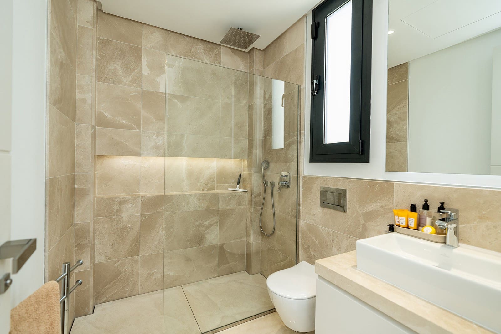 5 soverom Villa til salgs i El Paraiso med svømmebasseng garasje - € 1 995 000 (Ref: 8926209)