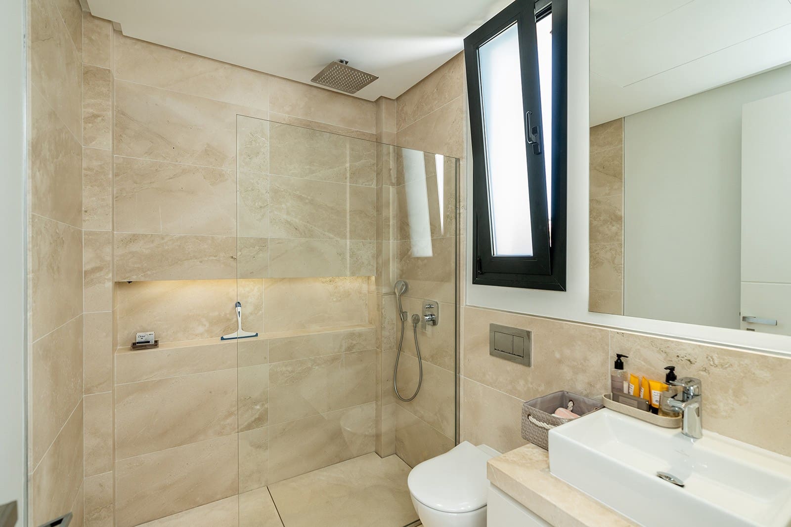 5 soverom Villa til salgs i El Paraiso med svømmebasseng garasje - € 1 995 000 (Ref: 8926209)