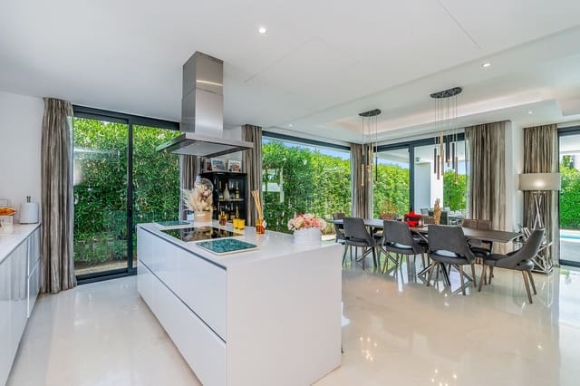 5 makuuhuone Huvila myytävänä paikassa El Paraiso, Estepona mukana uima-altaan 
autotalli - 1 995 000 € (Ref: 8926209)