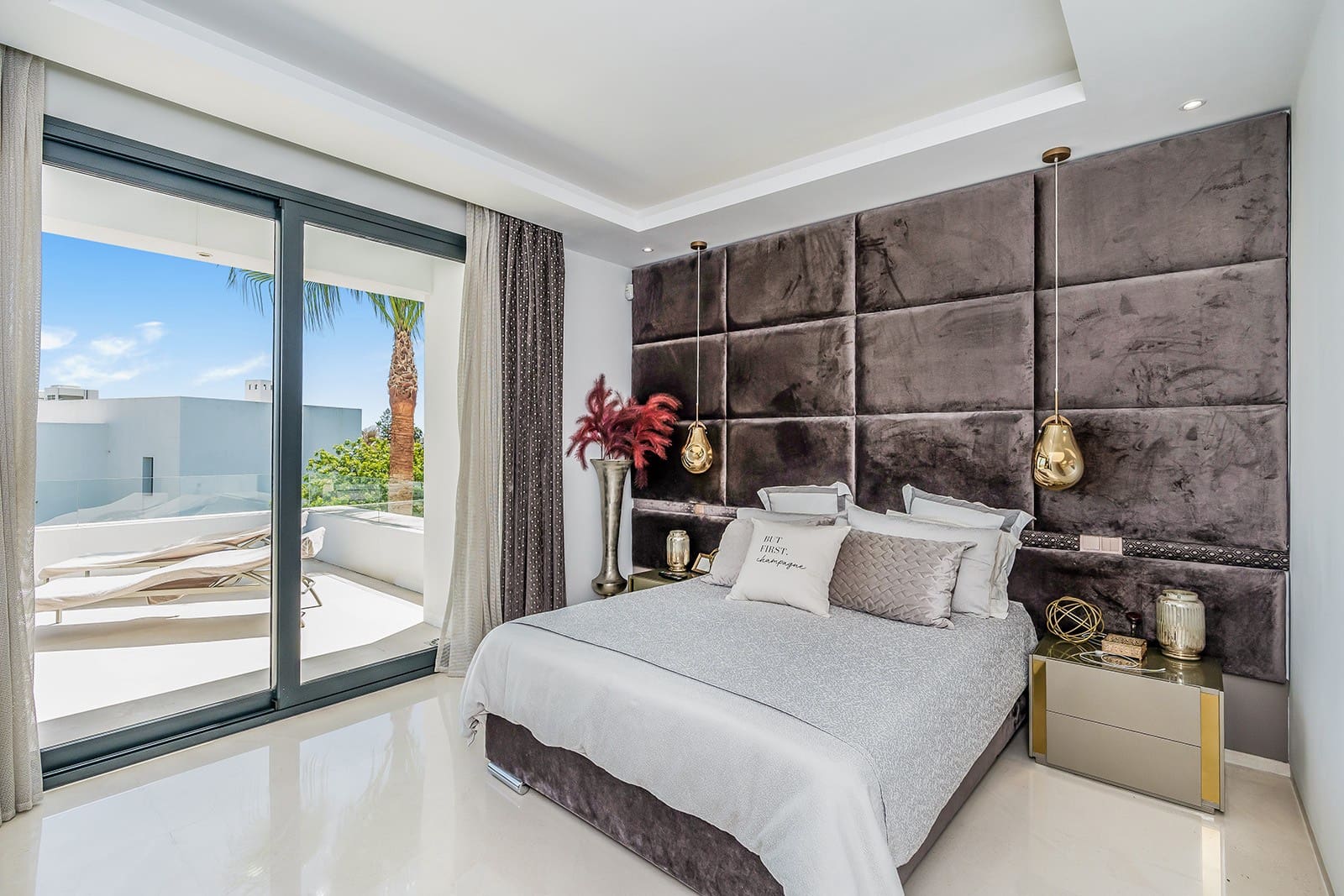 5 soverom Villa til salgs i El Paraiso med svømmebasseng garasje - € 1 995 000 (Ref: 8926209)