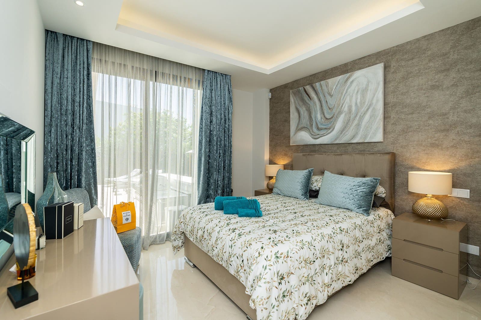 5 soverom Villa til salgs i El Paraiso med svømmebasseng garasje - € 1 995 000 (Ref: 8926209)