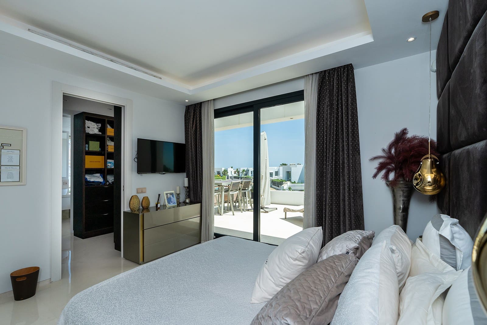 5 soverom Villa til salgs i El Paraiso med svømmebasseng garasje - € 1 995 000 (Ref: 8926209)