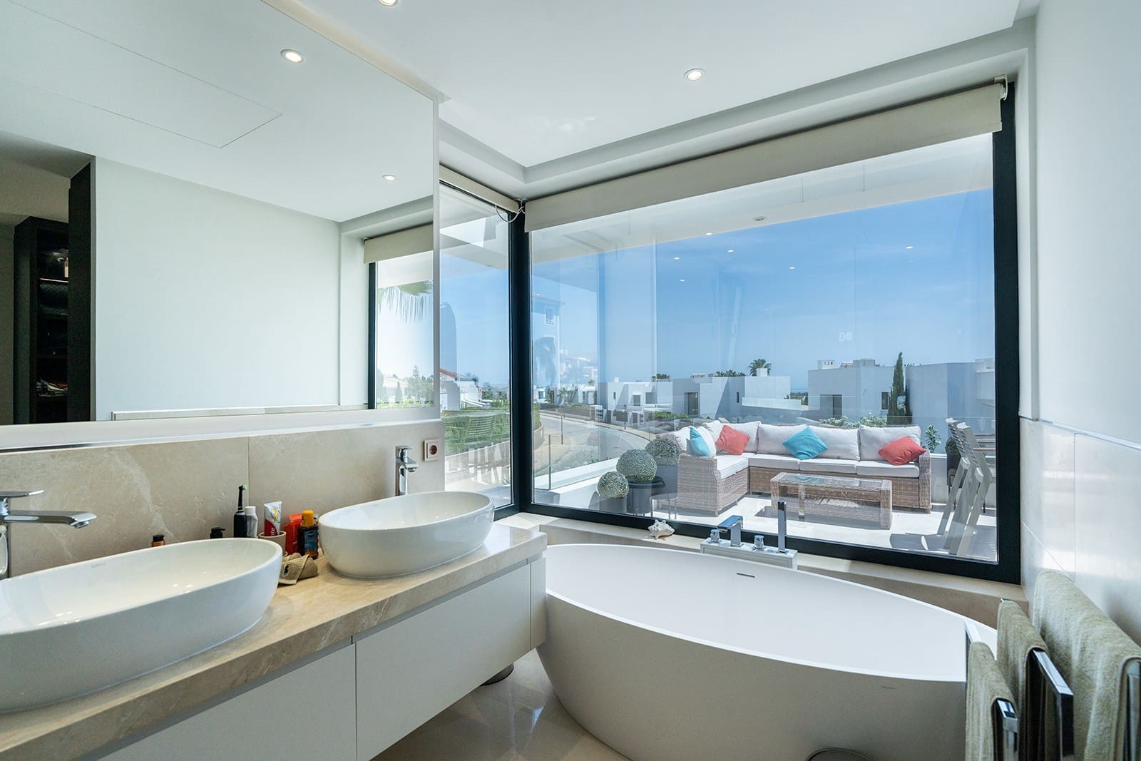 5 soverom Villa til salgs i El Paraiso med svømmebasseng garasje - € 1 995 000 (Ref: 8926209)