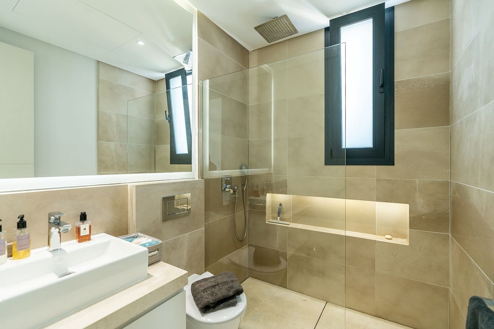 5 soverom Villa til salgs i El Paraiso med svømmebasseng garasje - € 1 995 000 (Ref: 8926209)