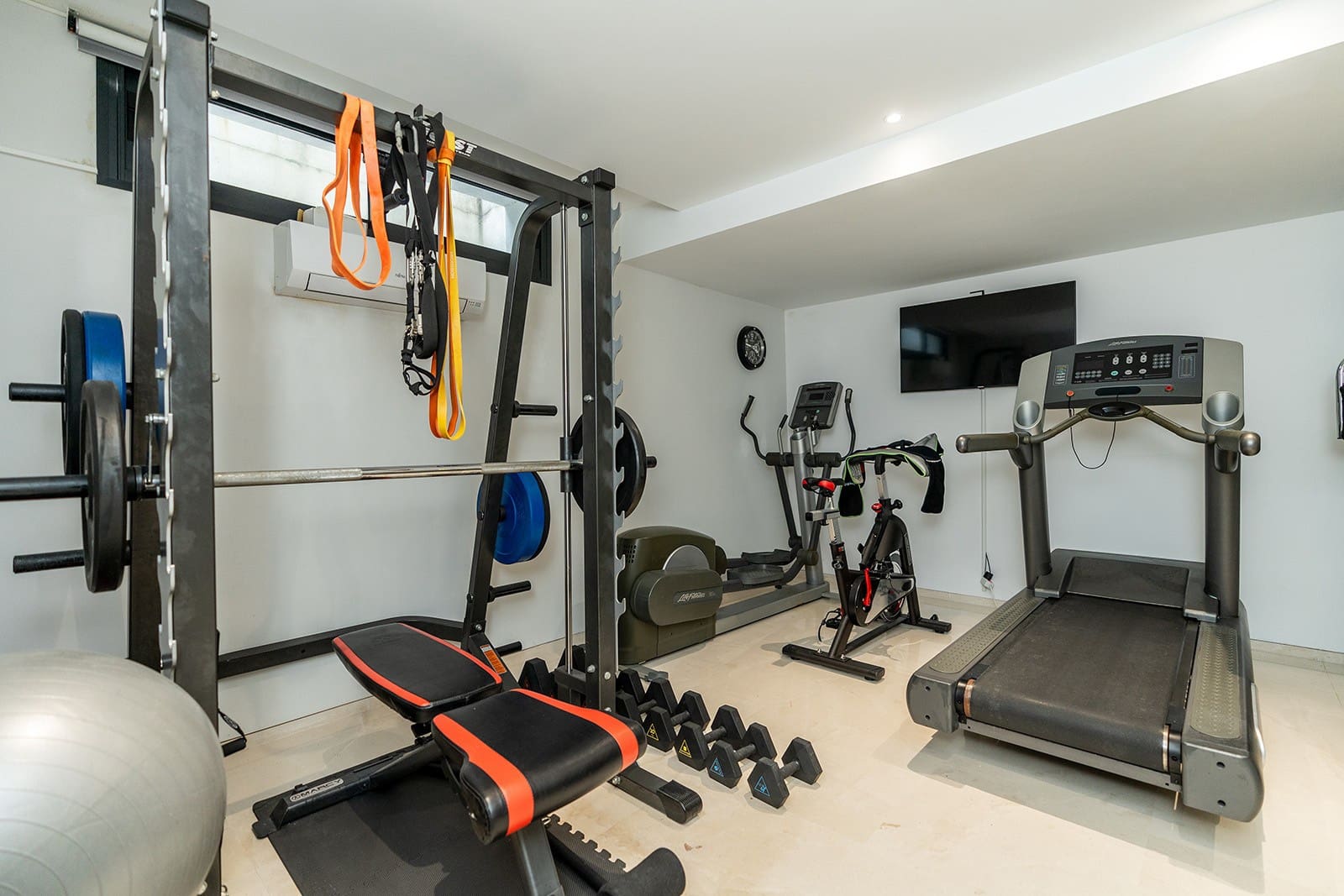 5 soverom Villa til salgs i El Paraiso med svømmebasseng garasje - € 1 995 000 (Ref: 8926209)