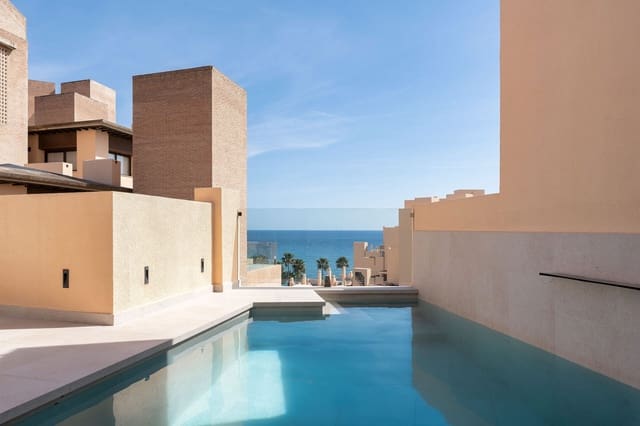 4 bedroom Penthouse for sale in Estepona with pool garage - € 1,195,000 (Ref: 8950612)