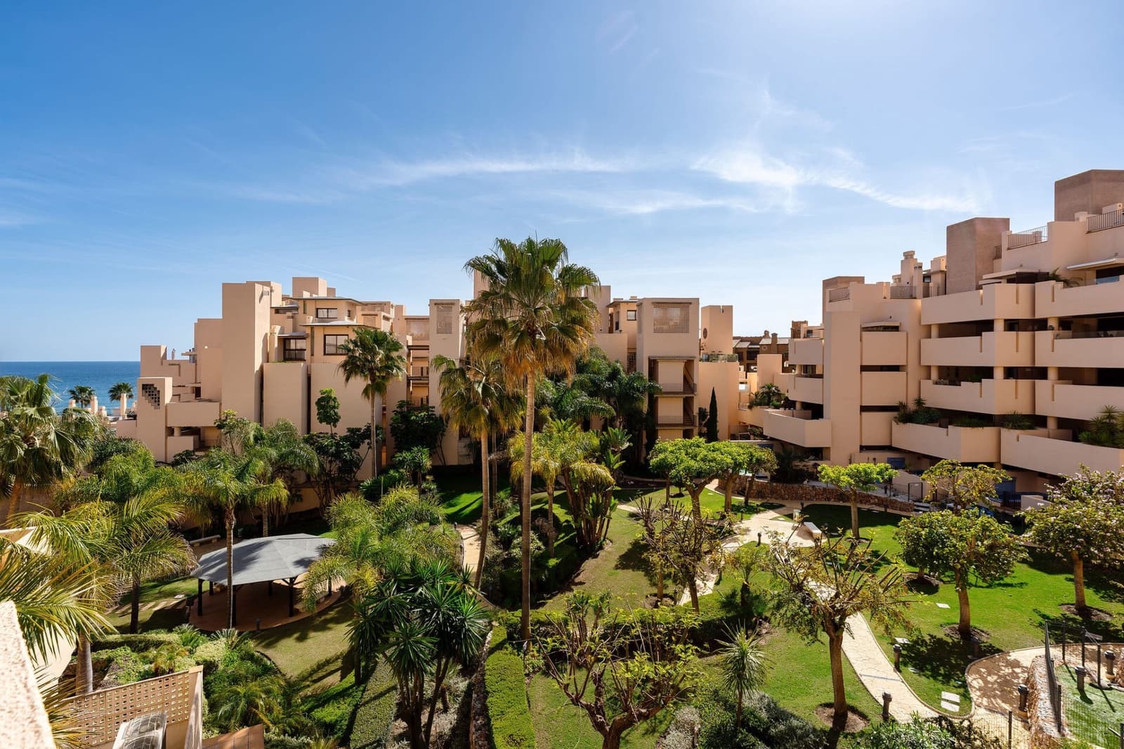 4 bedroom Penthouse for sale in Estepona with pool garage - € 1,195,000 (Ref: 8950612)