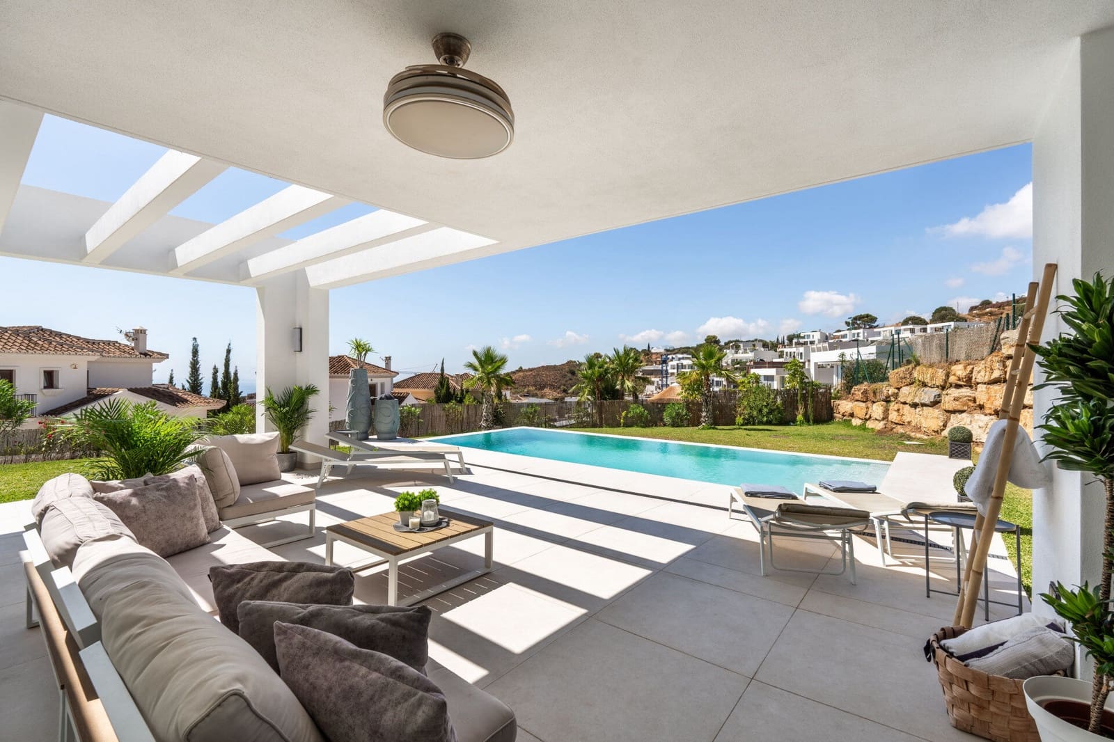 4 soveværelse Villa til salg i Mijas Costa med swimmingpool - € 1.450.000 (Ref: 9003257)