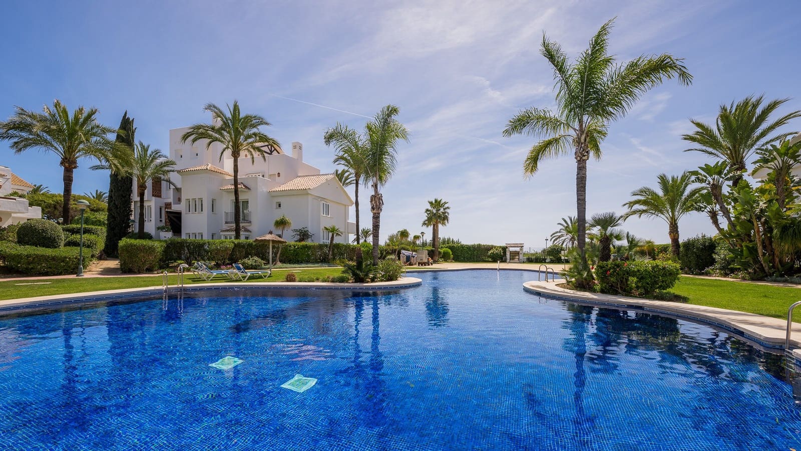 3 soveværelse Lejlighed til salg i Los Monteros med swimmingpool - € 2.450.000 (Ref: 9007226)