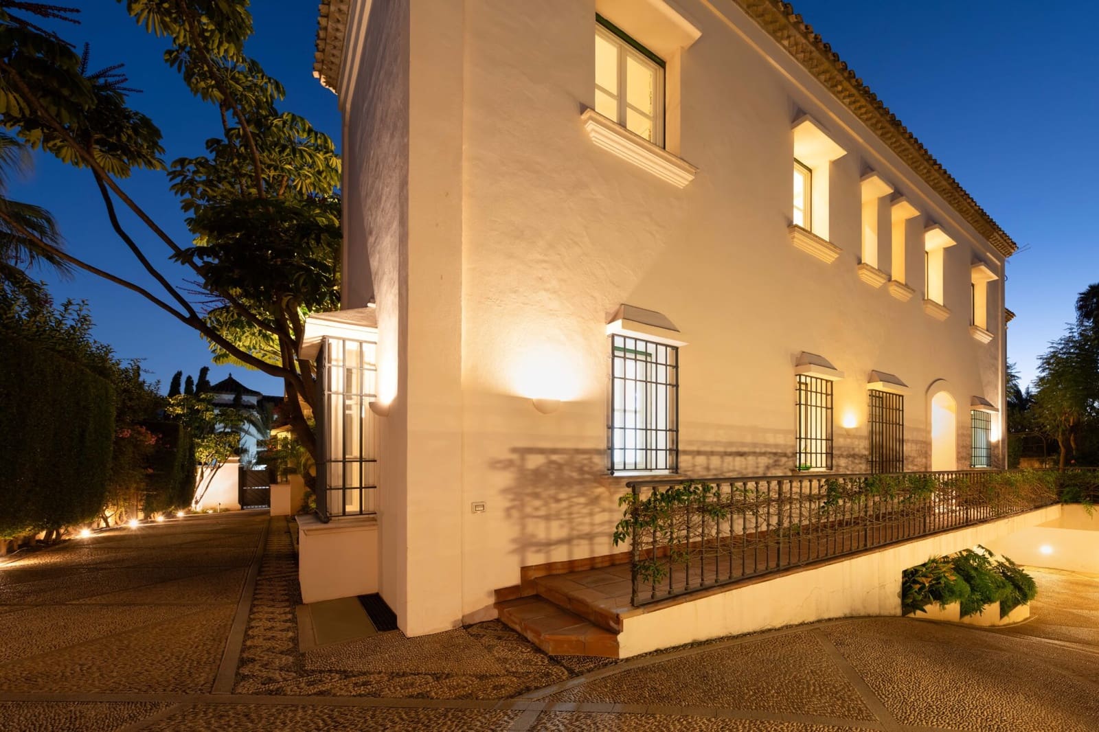 7 soverom Villa til salgs i Los Monteros med svømmebasseng garasje - € 10 955 000 (Ref: 9012144)