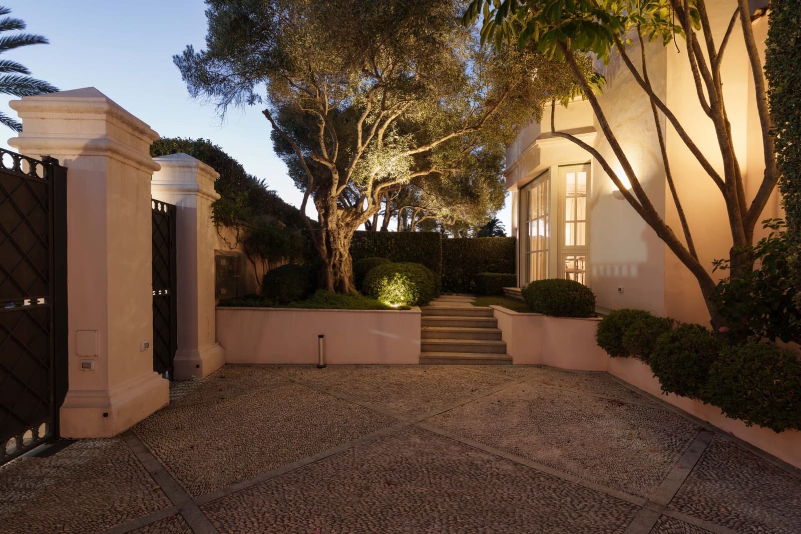 7 soverom Villa til salgs i Los Monteros med svømmebasseng garasje - € 10 955 000 (Ref: 9012144)