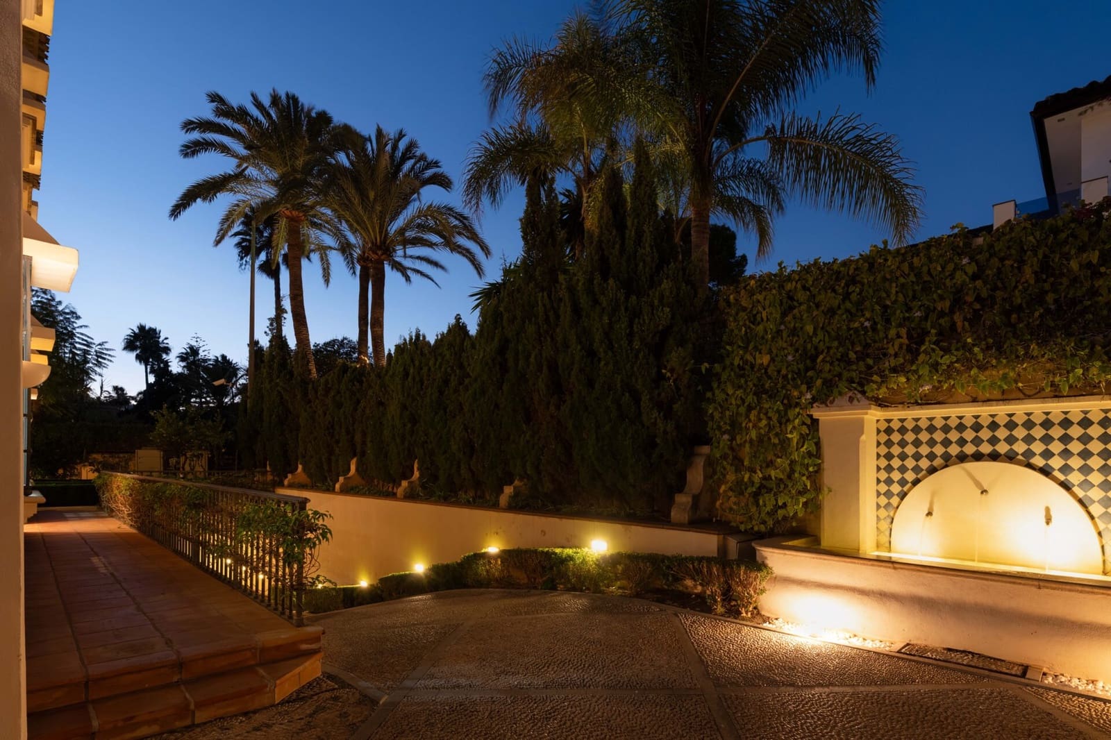 7 soverom Villa til salgs i Los Monteros med svømmebasseng garasje - € 10 955 000 (Ref: 9012144)