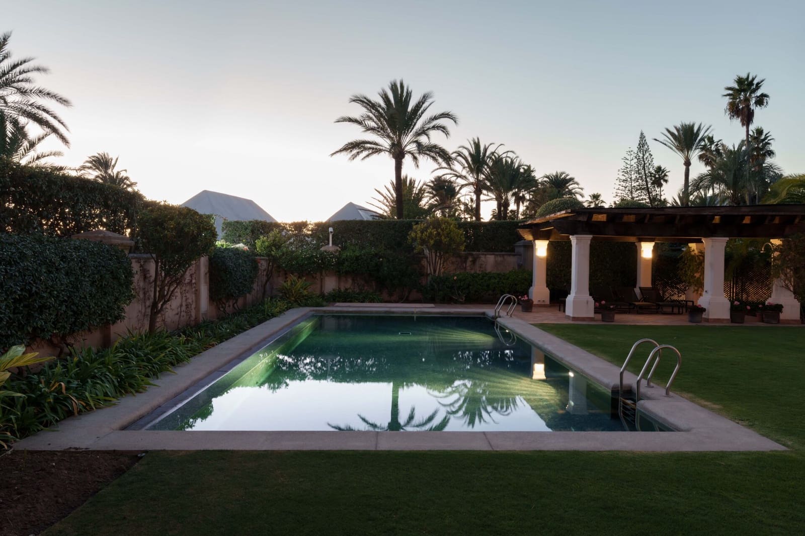7 soverom Villa til salgs i Los Monteros med svømmebasseng garasje - € 10 955 000 (Ref: 9012144)