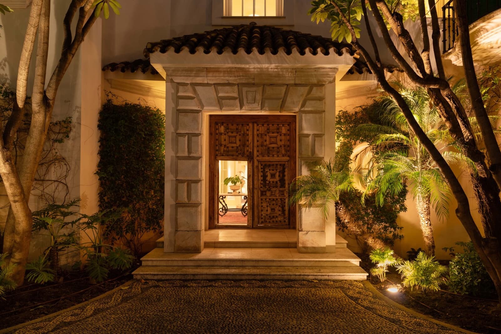 7 soverom Villa til salgs i Los Monteros med svømmebasseng garasje - € 10 955 000 (Ref: 9012144)