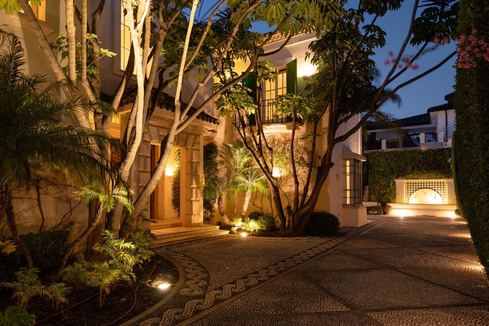 7 soverom Villa til salgs i Los Monteros med svømmebasseng garasje - € 10 955 000 (Ref: 9012144)