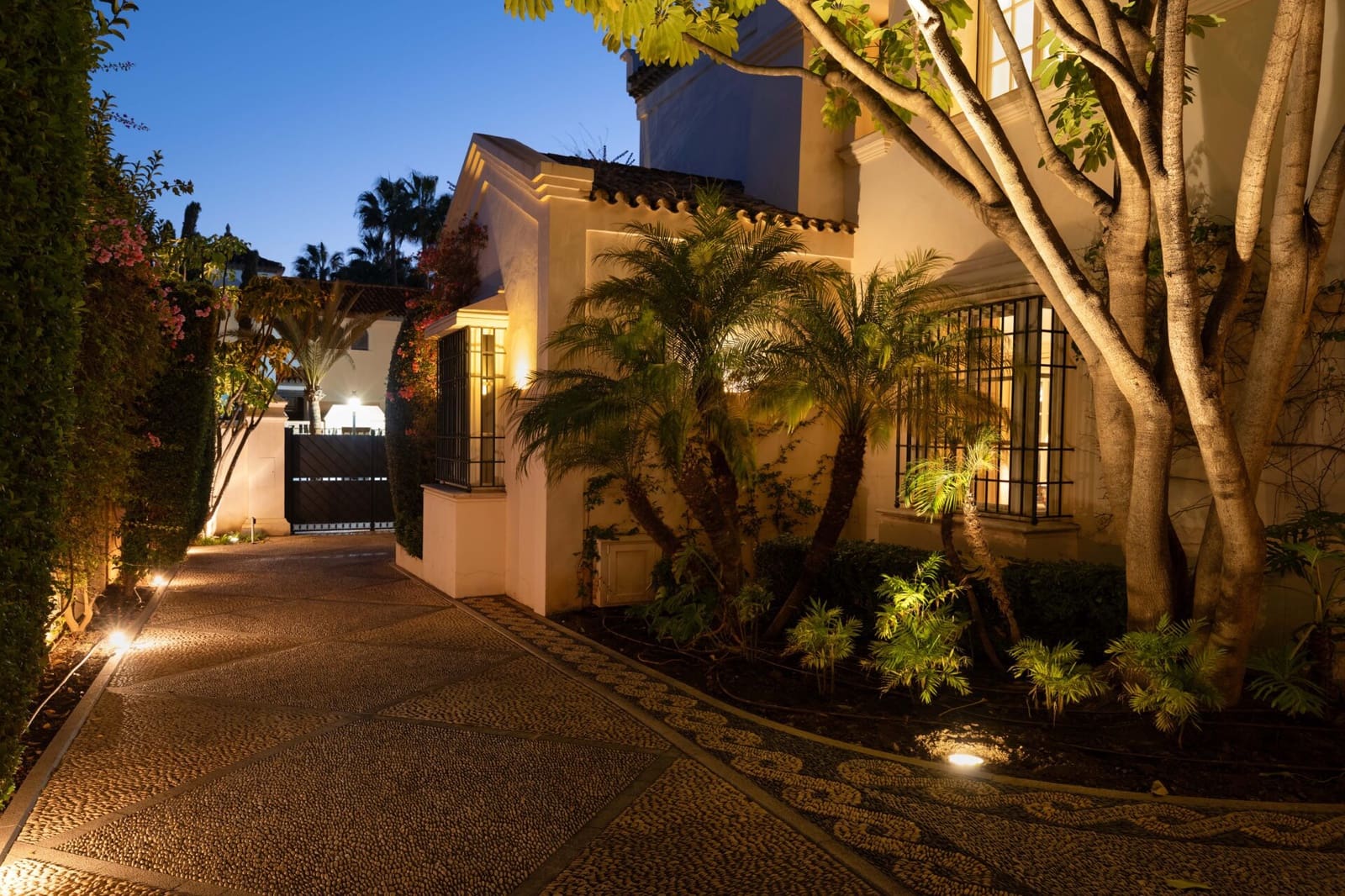 7 soverom Villa til salgs i Los Monteros med svømmebasseng garasje - € 10 955 000 (Ref: 9012144)