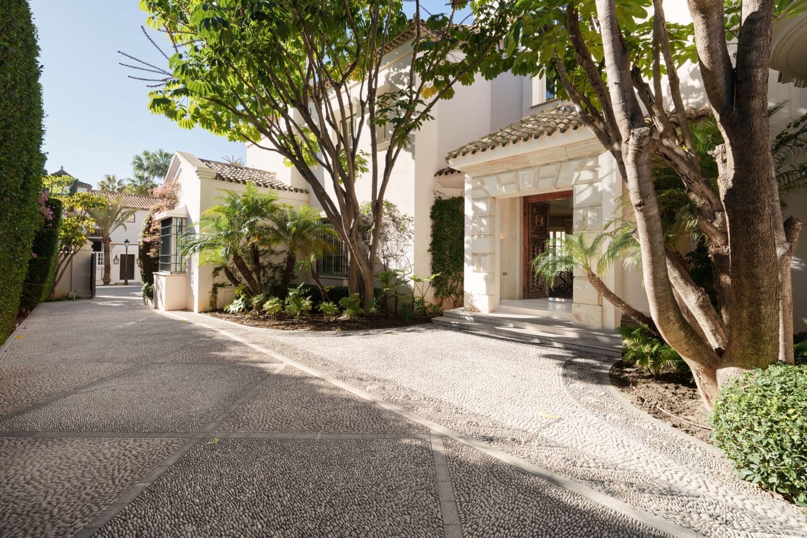 7 soverom Villa til salgs i Los Monteros med svømmebasseng garasje - € 10 955 000 (Ref: 9012144)