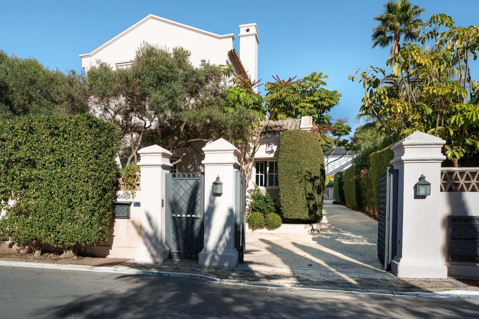 7 soverom Villa til salgs i Los Monteros med svømmebasseng garasje - € 10 955 000 (Ref: 9012144)