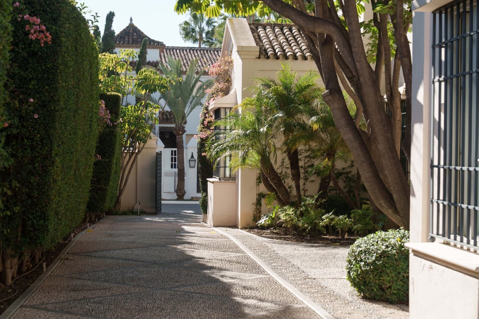 7 soverom Villa til salgs i Los Monteros med svømmebasseng garasje - € 10 955 000 (Ref: 9012144)