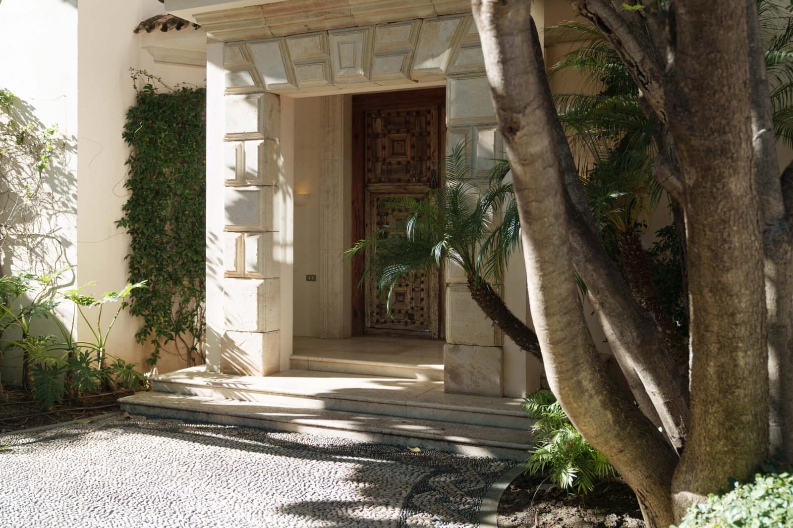 7 soverom Villa til salgs i Los Monteros med svømmebasseng garasje - € 10 955 000 (Ref: 9012144)