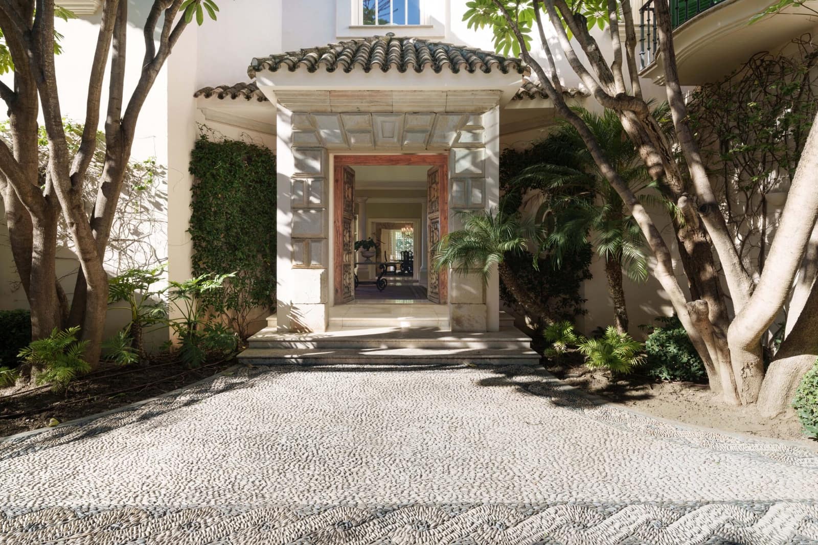 7 soverom Villa til salgs i Los Monteros med svømmebasseng garasje - € 10 955 000 (Ref: 9012144)